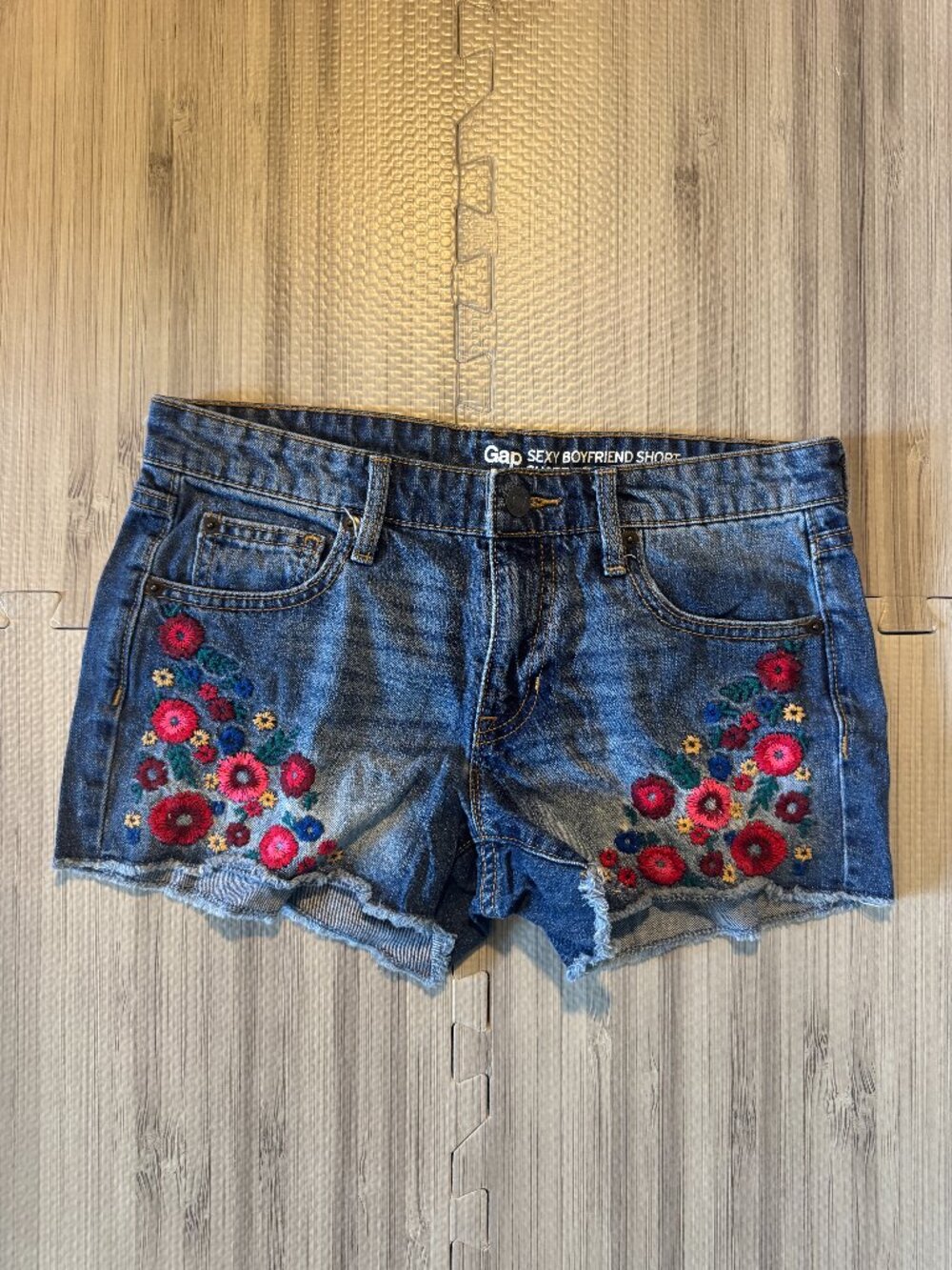Gap Sexy Boyfriend Floral Embroidery Cut Off Denim Shorts